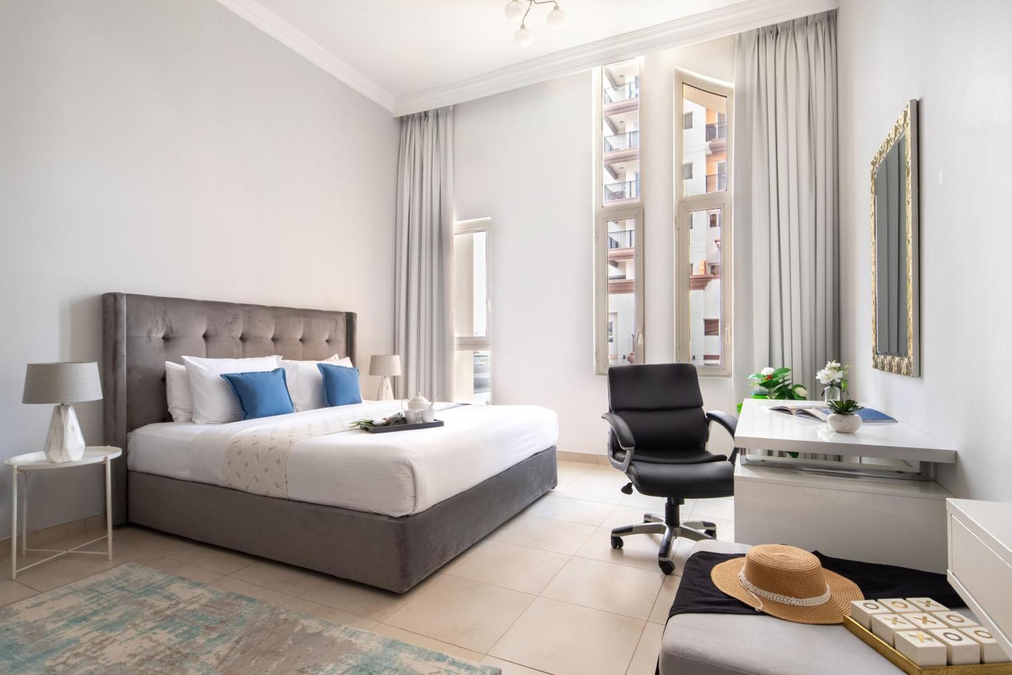 Frank Porter - Canal Apartment Dubai